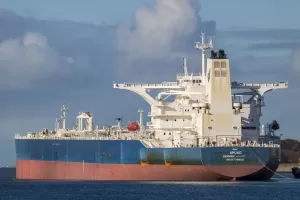 اخبار اليمن الان – تقرير شامل حول نجاة الناقلة السعودية “أمجاد” من استهداف حوثي