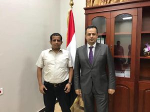 د. معين عبدالملك في مكتبه بمقر الأمانة العامة لرئاسة الوزراء مع الاعلامي فتحي بن لزرق .