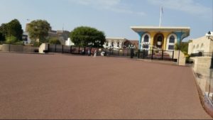 حوار الشاعر المسمري و جلال الصلاحي مع عسكري عماني جوار بوابة قصر العلم