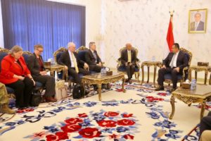 ماذا كتب رئيس الوزراء اليمني معين عبدالملك حول لقائه بالسفير الامريكي والروسي في عدن .!