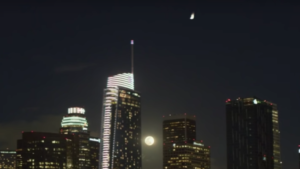 ضوء غريب في سماء لوس أنجلوس يربك آلاف السكان (فيديو)