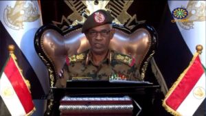 بعد أقل من 24 ساعة من أدائه اليمين الدستورية.. رئيس المجلس العسكري الانتقالي في السودان “عوض بن عوف” يتنازل عن منصبه