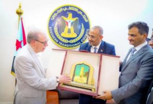 السفير الامريكي السابق يفجر قنبلة من العيار الثقيل : قوات تابعة للإنتقالي حولت مسارنا من المطار الى مقر المجلس بالتواهي وهذا موقفي من الوحدة اليمنية | شاشوف |