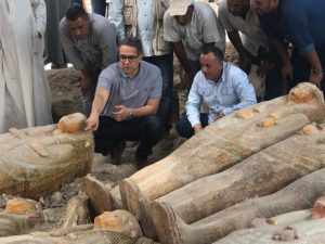 علماء آثار في مصر يكتشفون 20 تابوتاً بنقوش ملونة في مدينة الأقصر