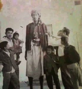 أخيراً رأيت بعيني أطول إنسان يمني قديما وحديثا !! قصة وتاريخ اطول رجل يمني