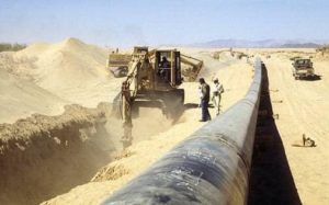 من صحاري شبوة جاري العمل على قدم وساق لمد الأنبوب النفطي