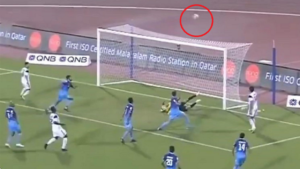 شاهد..عندما يعاند الحظ معانقة الكرة الشباك