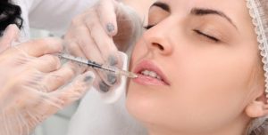 فوضى التجميل في الإمارات.. شفاه ومؤخرات “مثالية” دمرت حياة أصحابها