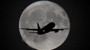 وصول طائرة فضائية عسكرية سرية إلى فلوريدا بعد أطول رحلة مدارية دامت عامين