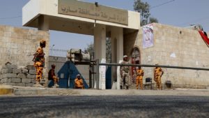 نجاة وزير الدفاع اليمني – و قتيل على الأقل (فؤاد المرهبي) وجرحى اثر استهداف مقر وزارة الدفاع في مأرب .