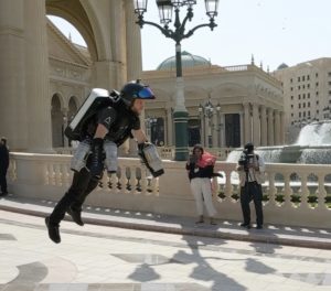 على هامش مبادرة مستقبل الاستثمار 2019.. بريطاني يحلق في الرياض كـ”الرجل الحديدي”