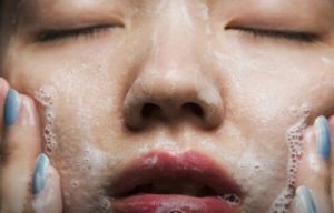 خطأ شائع في تنظيف الوجه يضر بالبشرة !!