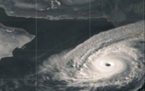 شاهد بث مباشر ارتفاع الموج بصورة كبيرة في شاطئ مطرح بمسقط بفعل الاعصار كيار