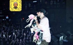 سنتيانة موسم الرياض..قصة حمالات صدر نسائية تثير الجدل في السعودية (فيديو) يُعتقد ان البنات رمتها على الفنان الامريكي