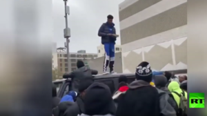 فيديو مغني الراب الأمريكي بلوفيس ينثر الدولارات على الفقراء في احد الاحياء