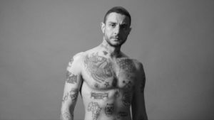 ردة فعل أحمد الفيشاوي بعد نشر ابنته صورة عارية لها (فيديو+ صورة)