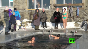 هل شاهدت الغطس في بحيرة متجمدة