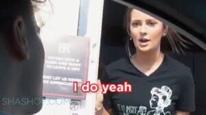 شاب يفاجئ فتاة جميلة تعمل كاشير بطلب غريب شاهد ردة الفعل (فيديو)