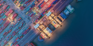 الأمارات تفجر الوضع في المكلا بسرقة 8 حاويات محملة باموال مرتبات الشعب