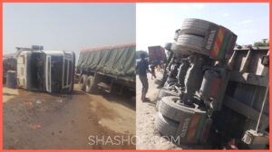 انقلاب شاحنتين محملات اخشاب في الخط الساحلي الغربي تعز