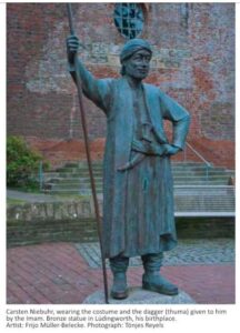 تمثال محتزم الجنبية يُشاهد في شوارع ألمانيا للرحالة كرستن نيبور