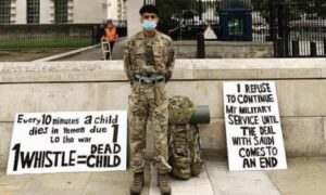 الجندي اليمني البريطاني أحمد الباباتي أطلق صافرة عسكرية كل 10 دقائق فيالإحتجاجات – لماذا!