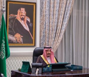 عاجل : الملك السعودي سلمان يوافق بالسماح بأداء العمرة والزيارة بداية باتخاذ الإجراءات التالية