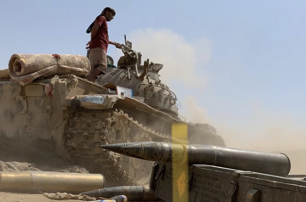 مقاتل فوق دبابة في محافظة أبين (AFP)