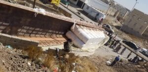 صنعاء الان.. خلف تبه صادق انقلاب شاحنة بسبب الطول الغير معد لخطوط اليمن