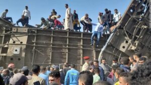 32 قتيل و 91 مصاباً الان.. سي ان ان تكشف تفاصيل اصطدام قطارين في مصر (فيديو)