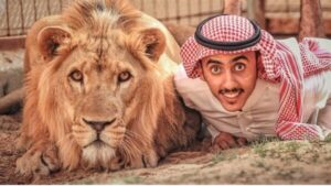 الحقيقة كامله تفاصيل جديدة حول حادثة أفتراس أسد لصاحبه بالرياض (صور + فيديو)