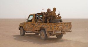 لماذا معين عبدالملك يزور مأرب بعد تعثر هجوم الحوثيين