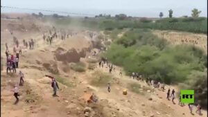 فيديو الان متظاهرون الأردن يحاولون اجتياز الخط الحدودي مع فلسطين