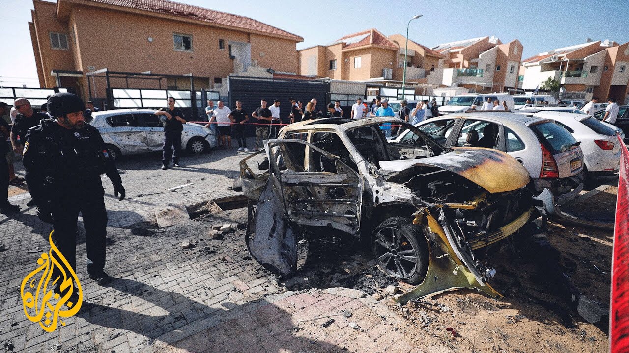 آثار الدمار في أسدود بعد قصف كتائب القسام للمدينة بعدة صواريخ