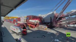 ورد الان.. لحظة اصطدام سفينة ب رافعة في ميناء تايواني