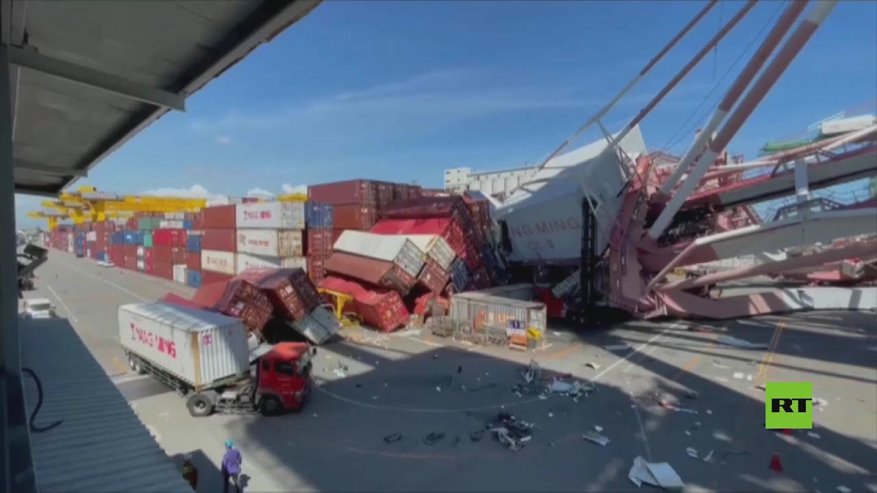 ورد الان.. لحظة اصطدام سفينة ب رافعة في ميناء تايواني