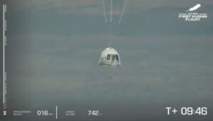 شاهد عودة الملياردير جيف بيزوس إلى الأرض عقب رحلة دامت 11 دقيقة(فيديو)