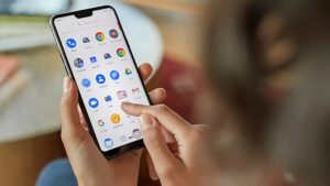 تطبيقات خطرة يجب حذفها من هاتفك الأندرويد قبل أن تسرق عليك حسابك في “فيسبوك”