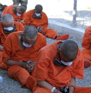 القاهرة تؤكد إرسال الإمارات 6 من معتقلي جوانتانامو إلى اليمن ووصلو إلى حضرموت