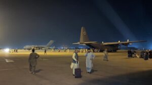 صحفي مناهض للحوثيين يدعو السعودية والإمارات ومرتزقة الانتقالي للإعتبار من مطار كابل (فيديو)