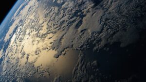 رائد فضاء فرنسي يكشف عن صور مذهلة لـ”حافة الأرض” كيف ظهرت!