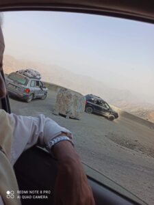 حدث الليلة سقوط صخرة ضخمة من شاحنة نقل بطريق هيجة العبد محافظة تعز (صور)