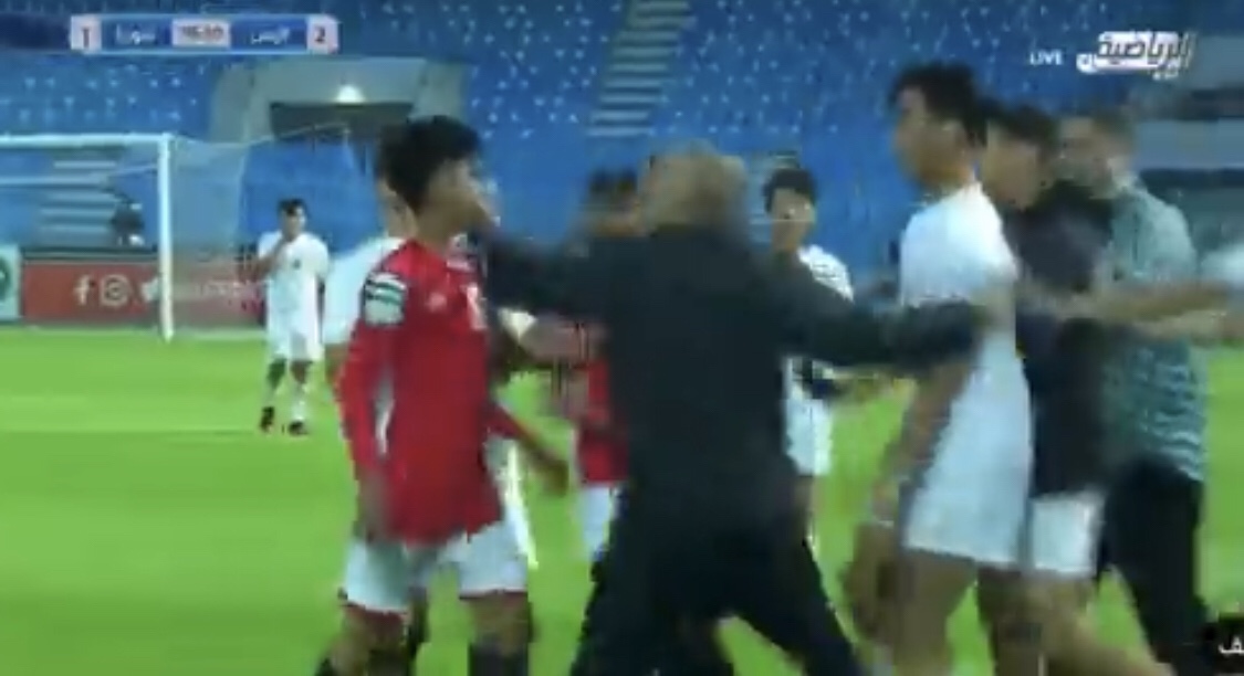 فيديو من زاوية اخرى اعتداء جبان من مدرب منتخب سوريا على هداف المنتخب اليمني