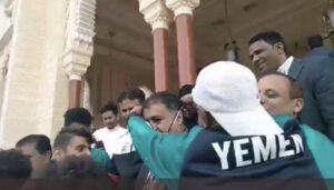 المنتخب اليمني يهدون كأس بطولة غرب آسيا والميداليات لداعم الرياضة احمد العيسي (فيديو)