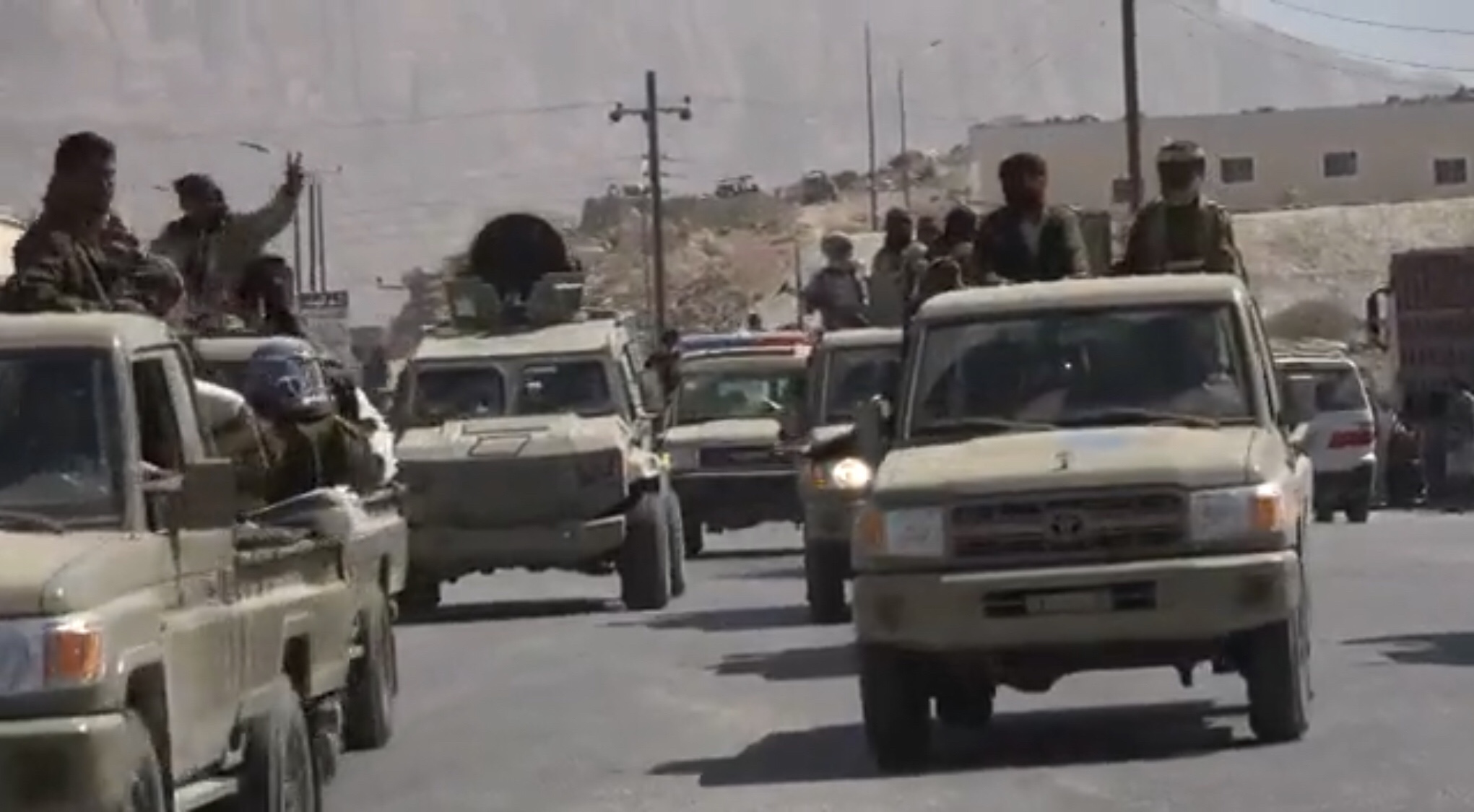 العربية الحدث توثق هتافات العمالقة بالروح بالدم نفديك يا يمن لحظة دخول شبوه(فيديو)