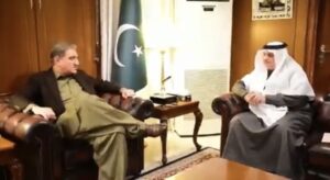 استقبال استفز السعوديين واعتبروه مهيناً من وزير خارجية باكستان (فيديو)