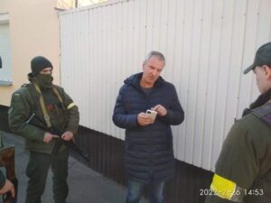 في العاصمة الاوكرانية كييف لحظة اعتقال رجل كان يصور أهدافًا عسكريه (صور)