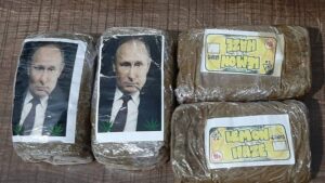 ليبيا‬⁩ تضبط 300 رزمة حشيش عليها صورة ⁧‫الرئيس الروسي بوتين‬⁩! تعرف على القصة؟