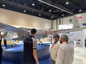 العميد اليمني طارق صالح ينشر خبرا من جوار الطائرة التركية بيرقدار تي بي 2