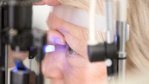 شعور في الرأس وحول العين يُحذر من الإصابة بحالة يمكن أن تسبب العمى